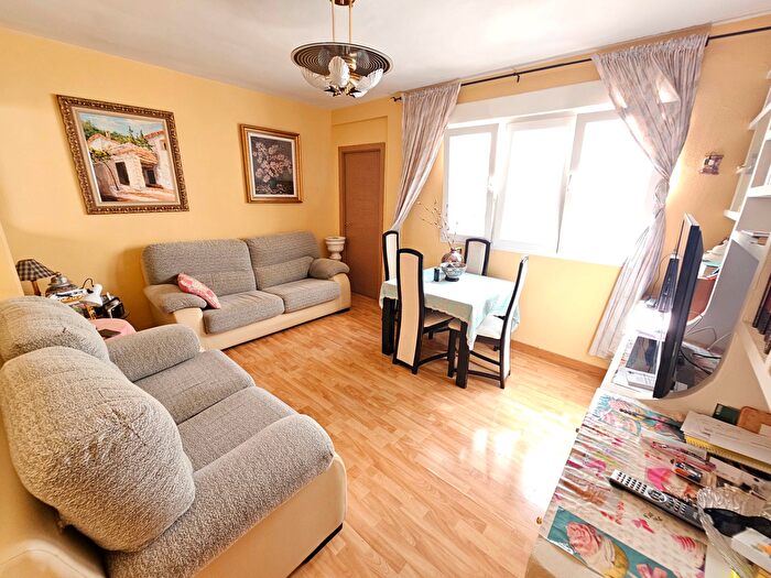 Casas en venta y pisos alquiler - 3