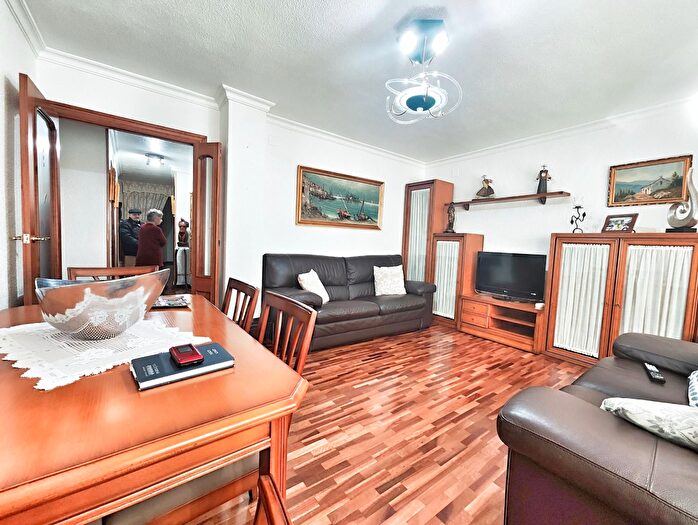 Casas en venta y pisos alquiler - 3