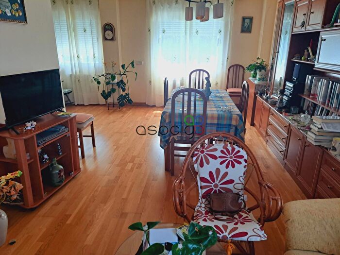 Casas en venta y pisos alquiler - 3
