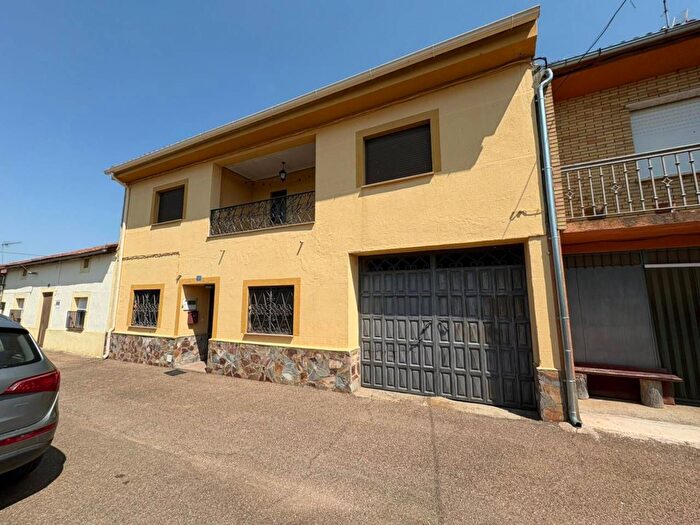 Casas en venta y pisos alquiler - 3