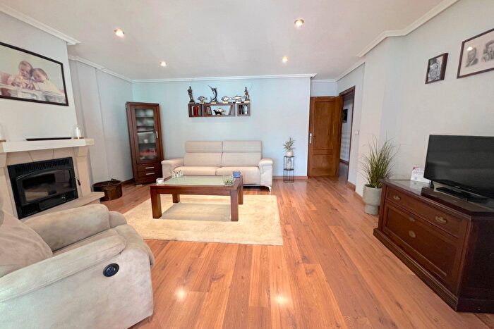 Casas en venta y pisos alquiler - 2
