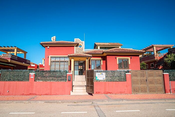 Casa en venta en Algorfa, Alicante de 6 habitaciones