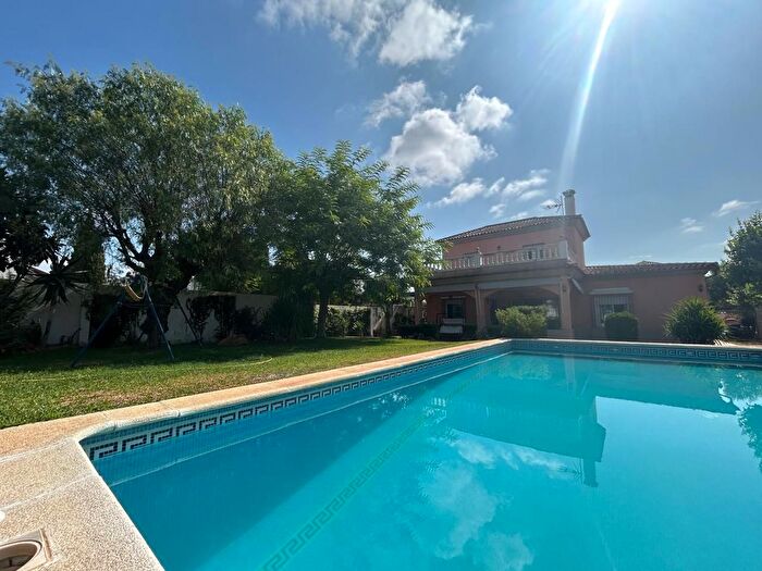Casa en venta en Oromana, Alcalá de Guadaira de 4 habitaciones