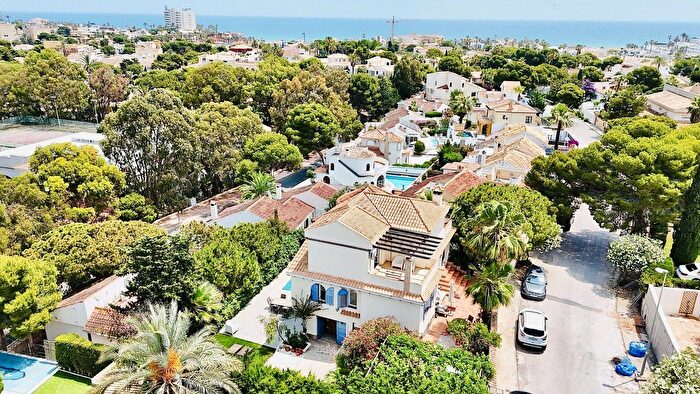Casa en venta en Orihuela Costa, La Zenia de 5 habitaciones