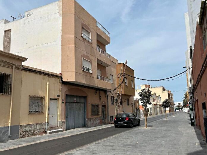 Piso en venta en Los Molinos Villa Blanca, Almería Capital de 4 habitaciones