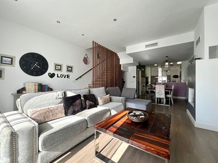 Casas en venta y pisos alquiler - 1