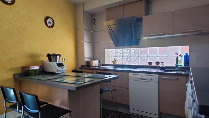 Casas en venta y pisos alquiler - 3