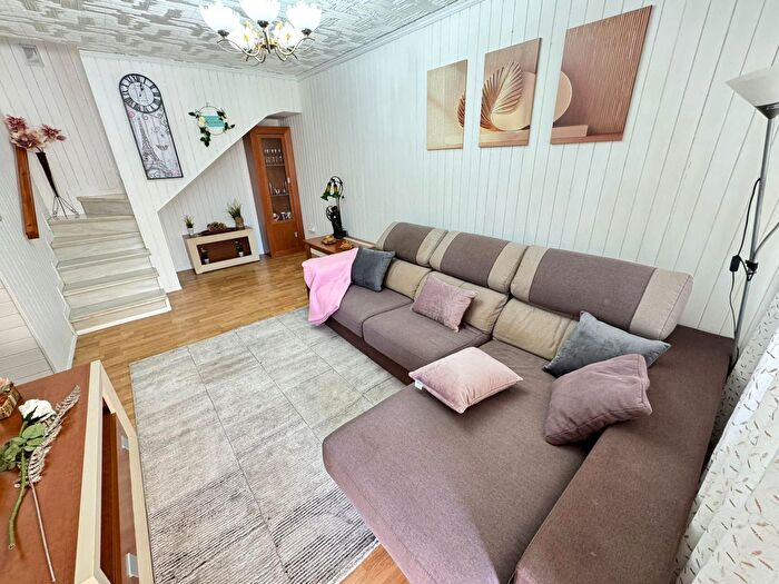 Casas en venta y pisos alquiler - 3