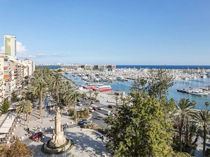 Piso en venta en Comunitat Valenciana, Alicante de 5 habitaciones