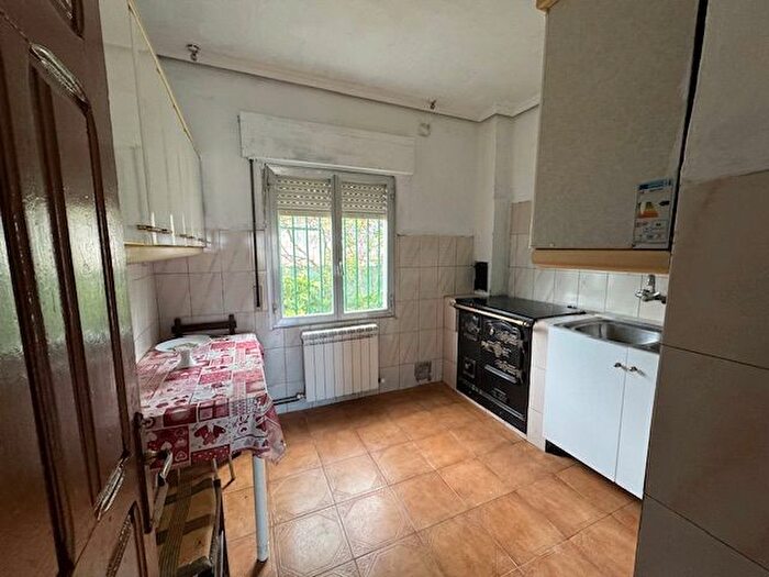 Casas en venta y pisos alquiler - 3