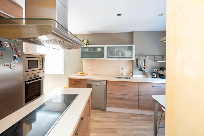 Casas en venta y pisos alquiler - 3