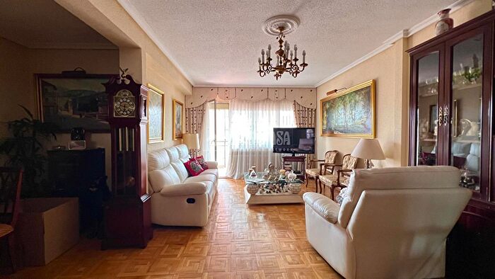 Casas en venta y pisos alquiler - 3
