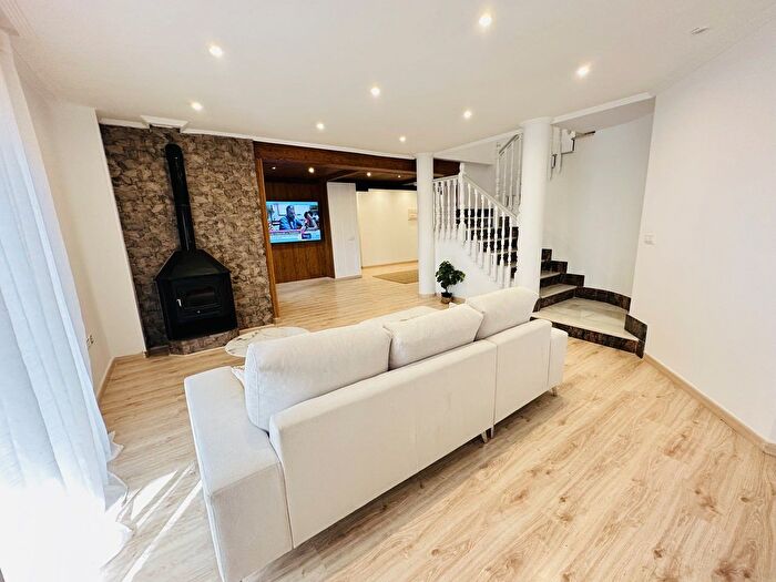 Casas en venta y pisos alquiler - 3