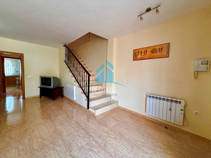 Casas en venta y pisos alquiler - 3