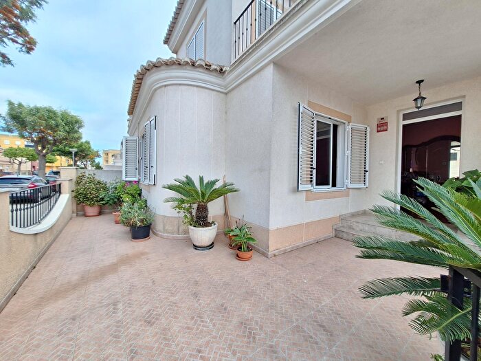 Casa en venta en Polinyà de Xúquer, Valencia de 4 habitaciones