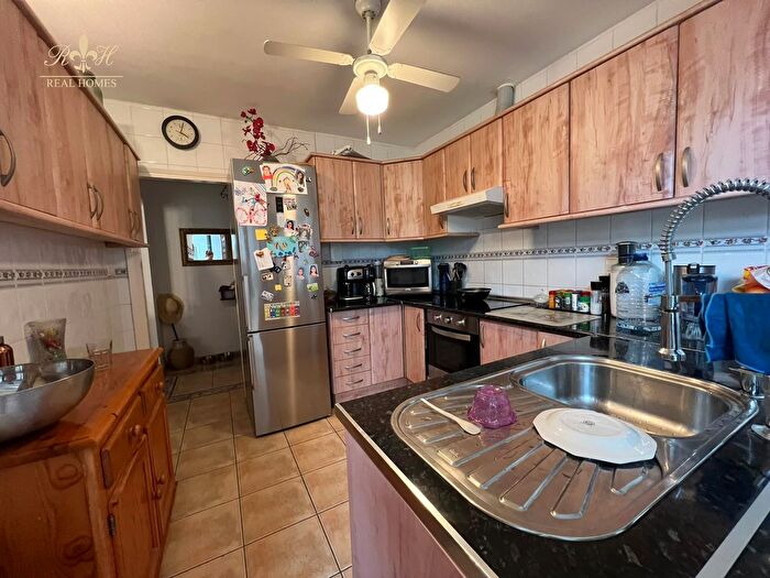 Casas en venta y pisos alquiler - 3