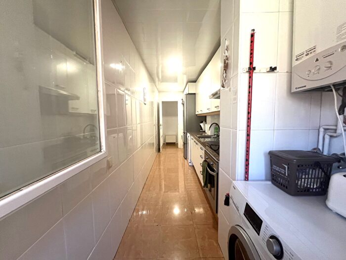 Casas en venta y pisos alquiler - 3