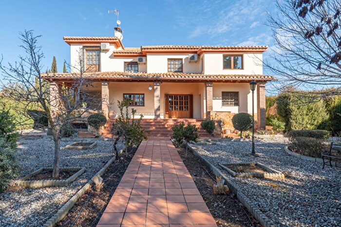Casa en venta en Atarfe, Granada de 6 habitaciones