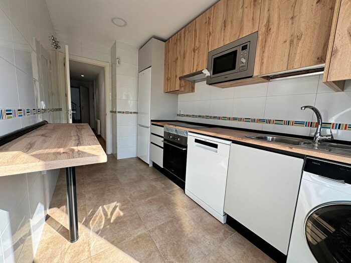 Casas en venta y pisos alquiler - 3