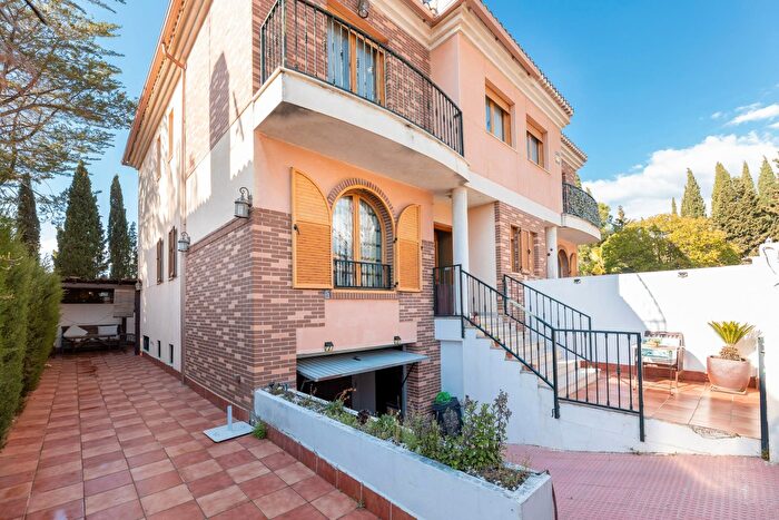Casa en venta en Huétor Vega, Granada de 4 habitaciones