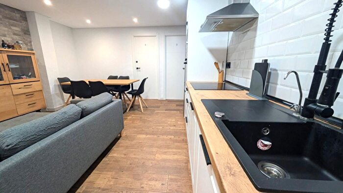 Casas en venta y pisos alquiler - 3