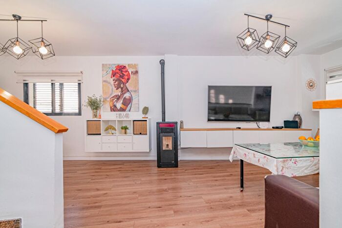Casas en venta y pisos alquiler - 3